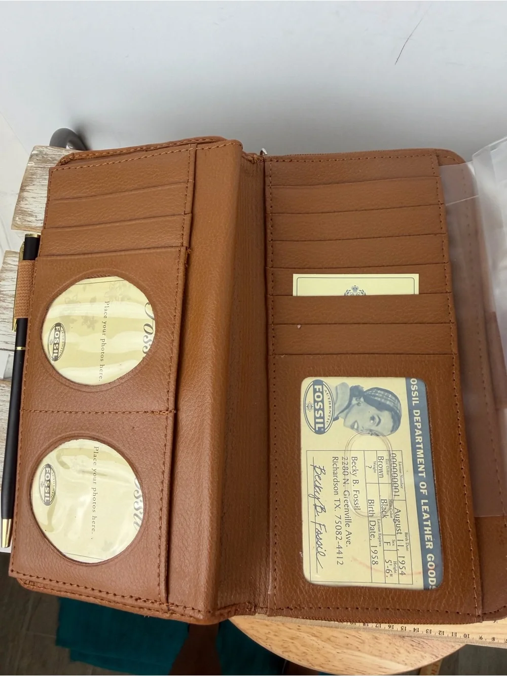 NWT Fossil Saddle leather Clutch Wallet features a secure snap closure tab